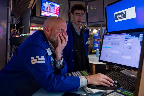 Fed, tariff fears send Dow down over 900 points